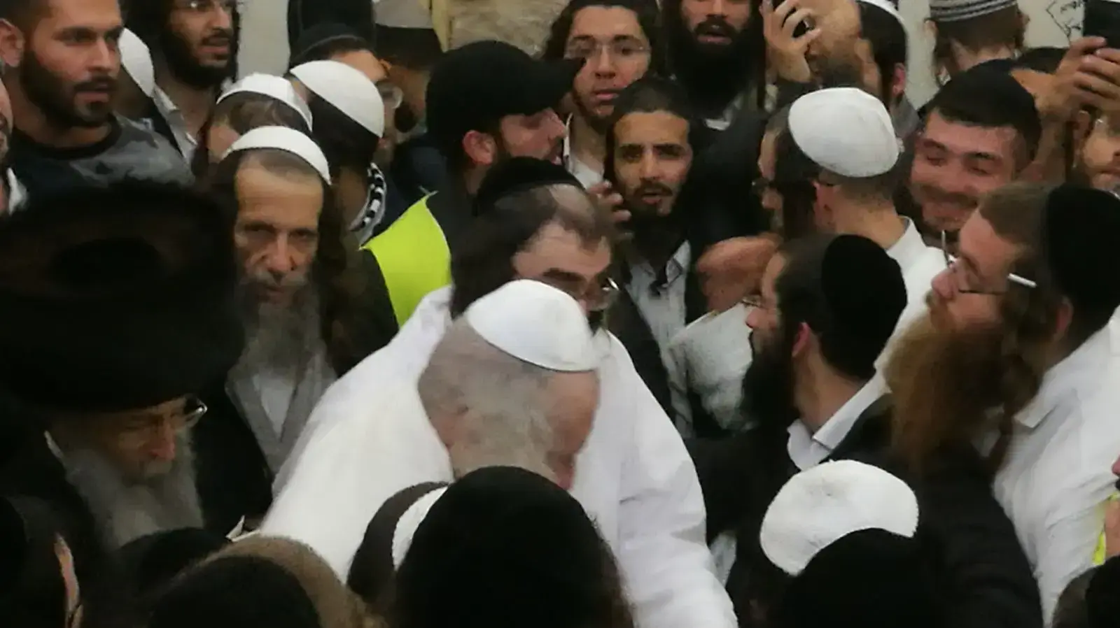 הרב אליעזר ברלנד בקבר יוסף בשכם
