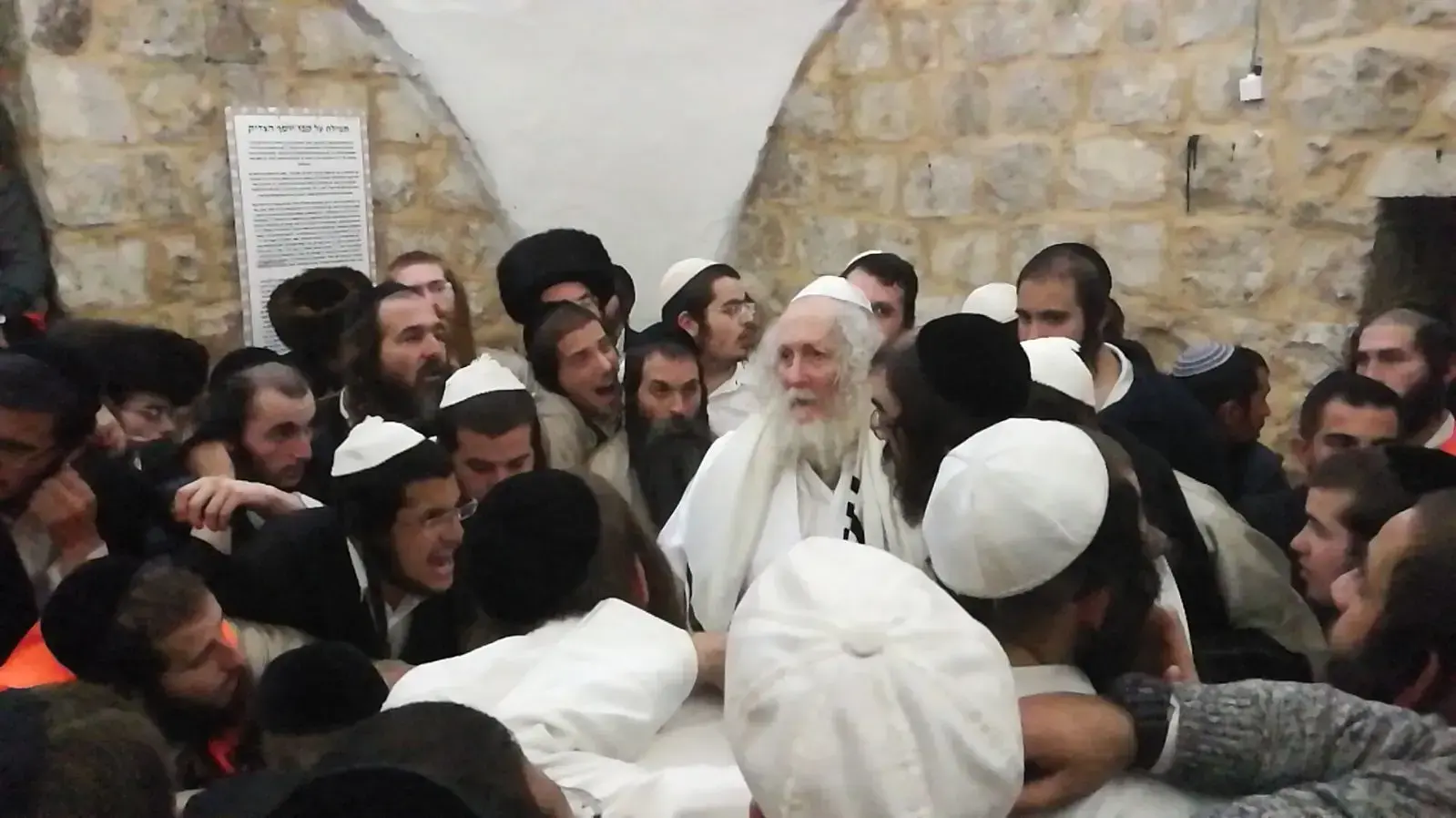 הרב אליעזר ברלנד בקבר יוסף בשכם