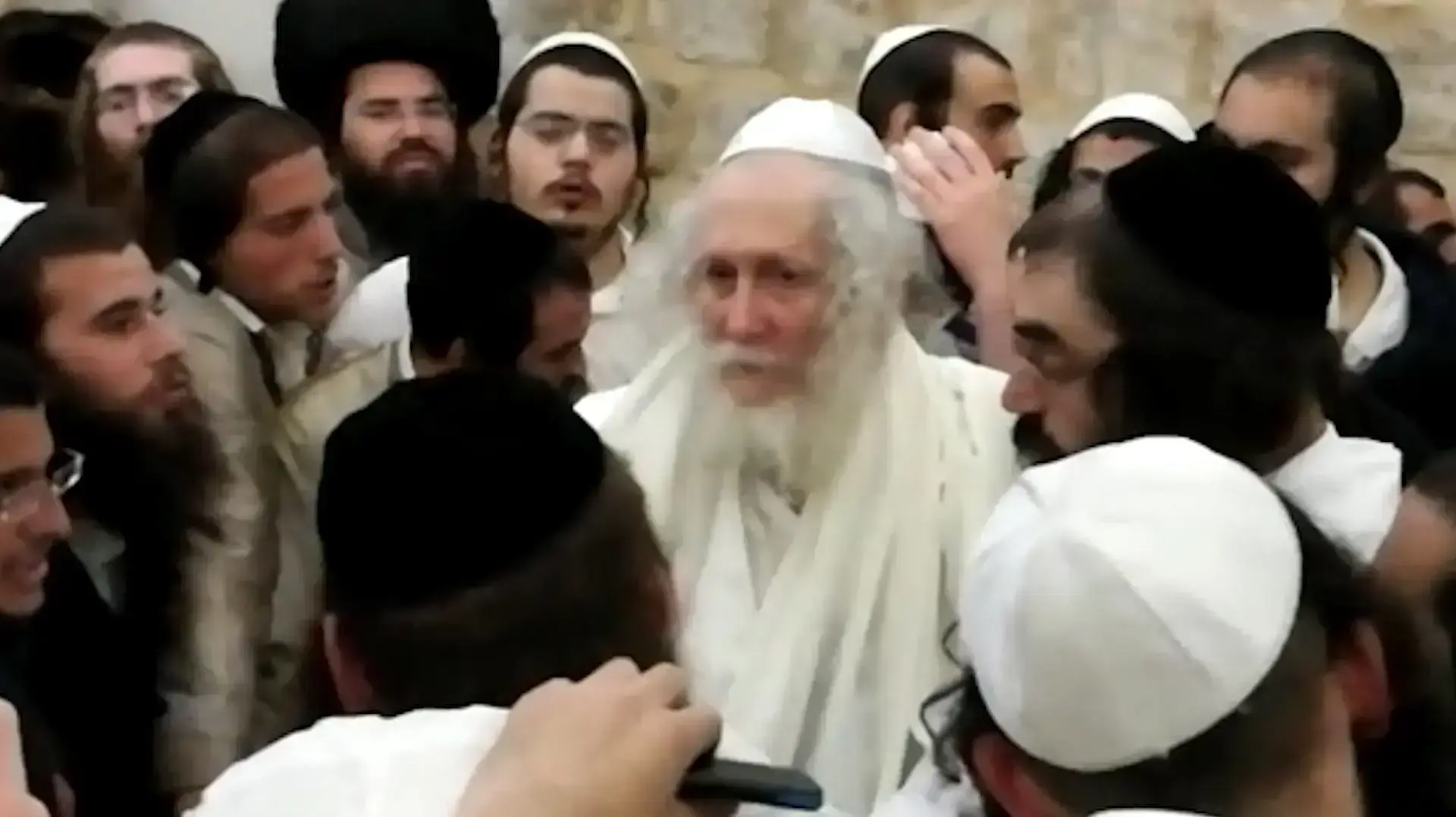 תיעוד מיוחד: לילה עם הרב ברלנד וחסידיו בקבר יוסף בשכם
