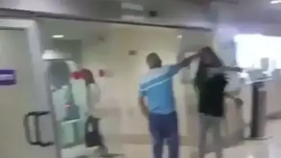 אליה קדוש סוטרת לנהג מונית בבית החולים וולפסון אליה קדוש סוטרת לנהג מונית בבית החולים וולפסון
