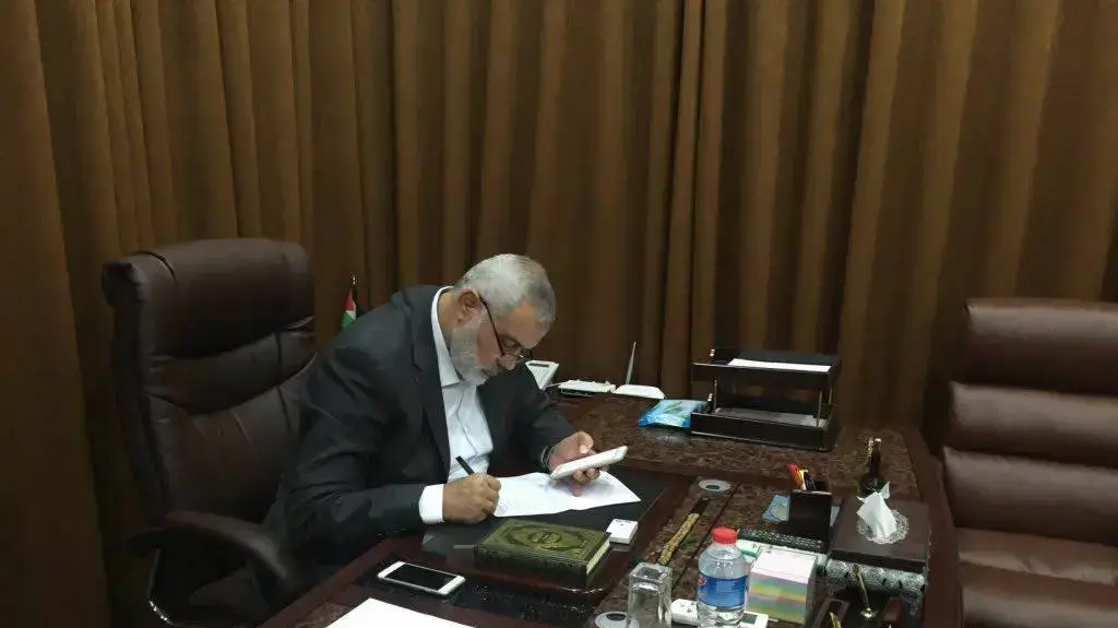יו"ר הלשכה המדינית של חמאס איסמעיל הניה בוחן את הסכם הפיוס עם פתח, 12 באוקטובר 2017 יו"ר הלשכה המדינית של חמאס איסמעיל הניה בוחן את הסכם הפיוס עם פתח, 12 באוקטובר 2017