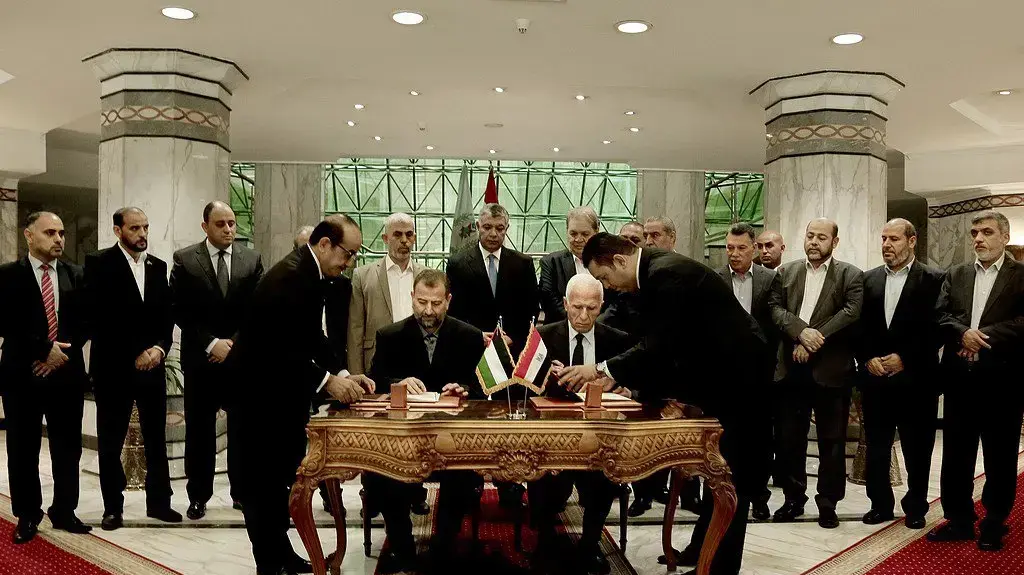 אל עארורי ועזאם אל אחמד בזמן החתימה על הפיוס 12 באוקטובר 2017