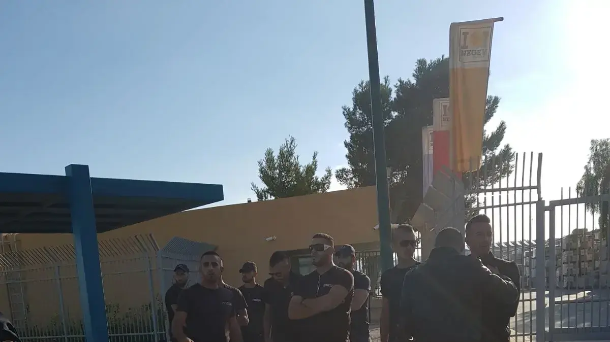 הכניסה למפעל "נגב קרמיקה" לאחר ההודעה על סגירתו