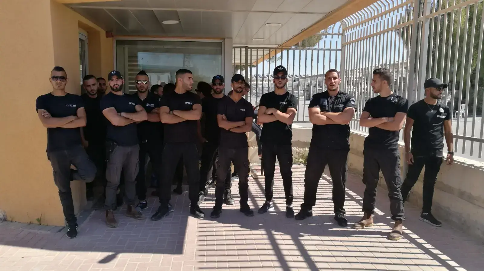 הכניסה למפעל "נגב קרמיקה" לאחר ההודעה על סגירתו, 13 באוקטובר 2017