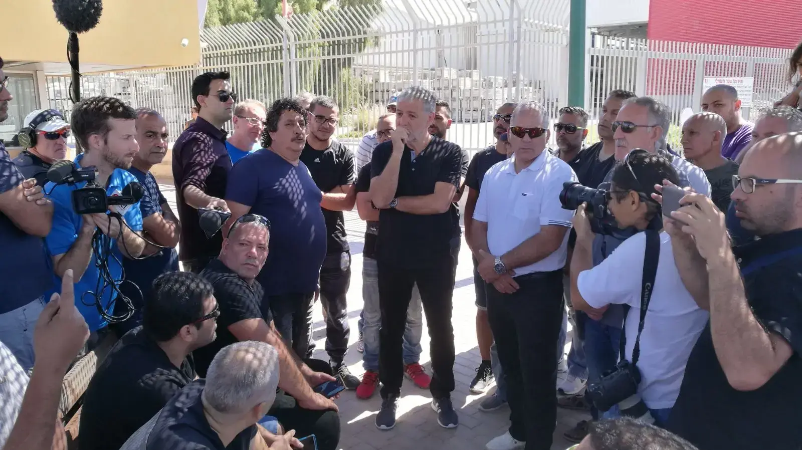 הכניסה למפעל "נגב קרמיקה" לאחר ההודעה על סגירתו, 13 באוקטובר 2017