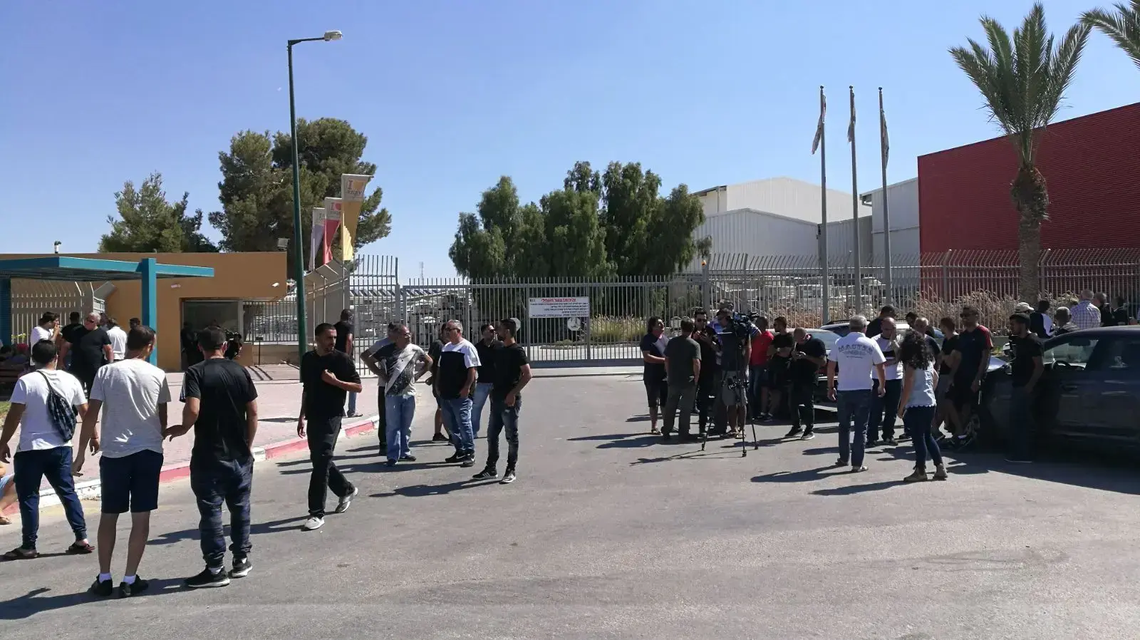 הכניסה למפעל "נגב קרמיקה" לאחר ההודעה על סגירתו, 13 באוקטובר 2017