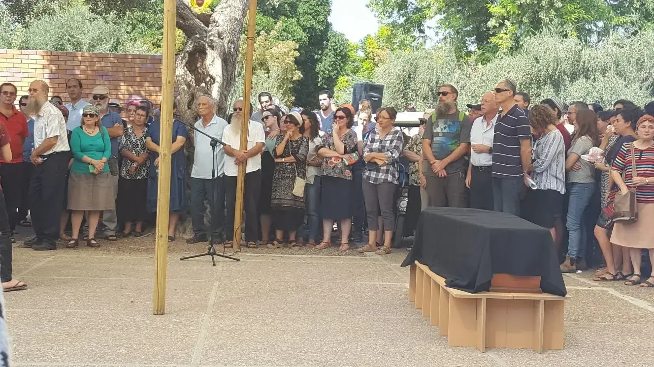 הלווייתה של ורד אביישר, מטיילת ישראלית שנהרגה בתאונה בנפאל, קיבוץ עין הנצי"ב. 13 באוקטובר 2017 הלווייתה של ורד אביישר, מטיילת ישראלית שנהרגה בתאונה בנפאל, קיבוץ עין הנצי"ב. 13 באוקטובר 2017