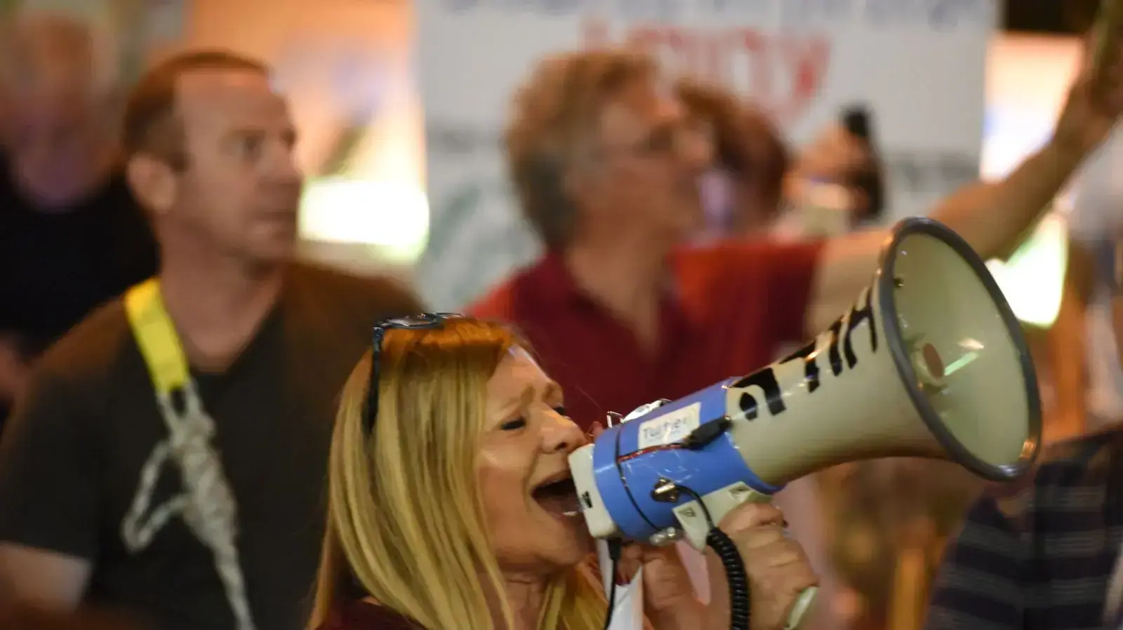 הפגנה ליד ביתו של היועץ המשפטי לממשלה מנדלבליט בפתח תקווה, 14.10.17 הפגנה ליד ביתו של היועץ המשפטי לממשלה מנדלבליט בפתח תקווה, 14.10.17