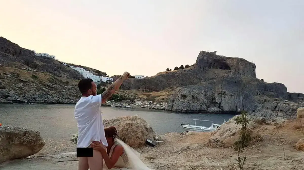 מתיו וקארלי לון מבצעים אקט מיני על רקע קתדרלת סנט פול מתיו וקארלי לון מבצעים אקט מיני על רקע קתדרלת סנט פול