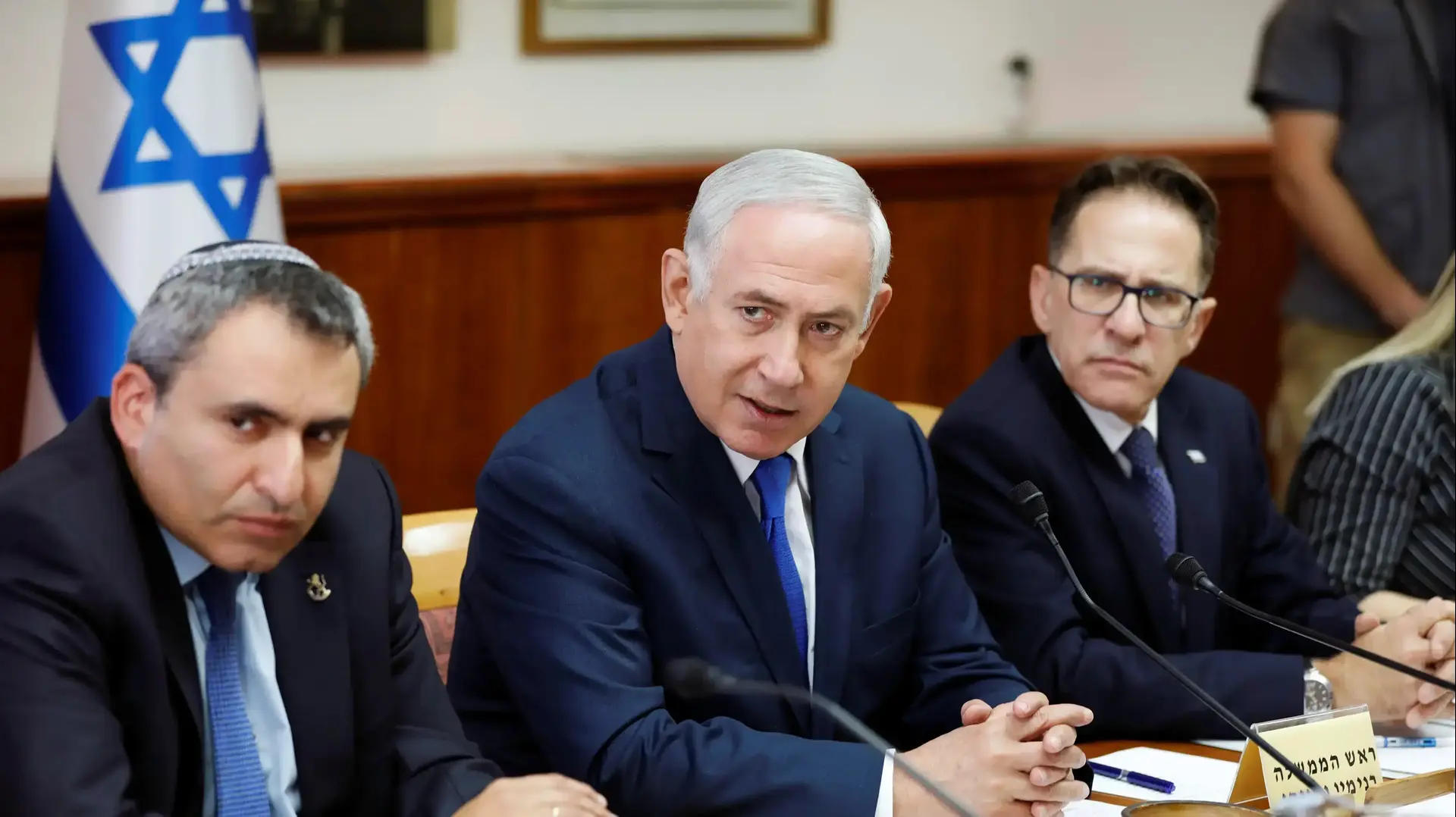 ראש הממשלה בנימין נתניהו עם השר זאב אלקין ומזכיר הממשלה צחי ברוורמן