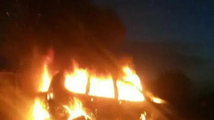 כלי רכב של כוחות שיעיים עולה באש בעימותים עם הכורדים באזור כירכוכ, עיראק, 16 באוקטובר 2017 כלי רכב של כוחות שיעיים עולה באש בעימותים עם הכורדים באזור כירכוכ, עיראק, 16 באוקטובר 2017