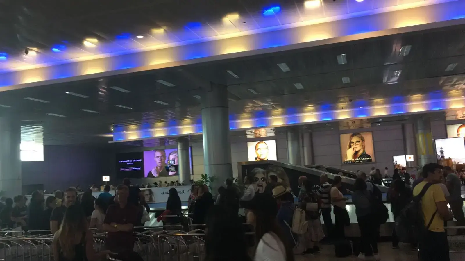 שביתת פתע בנתב"ג: העובדים מעכבים פריקת מזוודות בגלל פיטורים, נתב"ג שביתת פתע בנתב"ג: העובדים מעכבים פריקת מזוודות בגלל פיטורים, נתב"ג