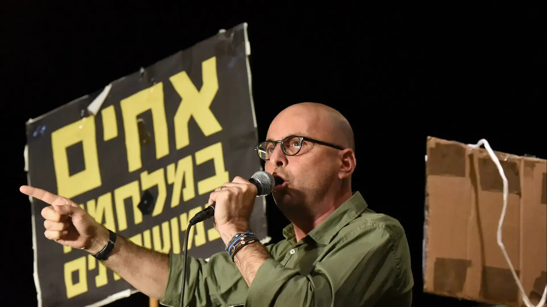 מני נפתלי נואם במהלך הפגנה נגד היועמ"ש 16 באוקטובר 2017 מני נפתלי נואם במהלך הפגנה נגד היועמ"ש 16 באוקטובר 2017