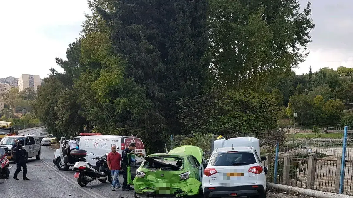 תאונת דרכים של כלי רכב ואופנוע ברחוב בצלאל בזק סמוך לצומת ניות בירושלים 16 באוקטובר 2017 תאונת דרכים של כלי רכב ואופנוע ברחוב בצלאל בזק סמוך לצומת ניות בירושלים 16 באוקטובר 2017