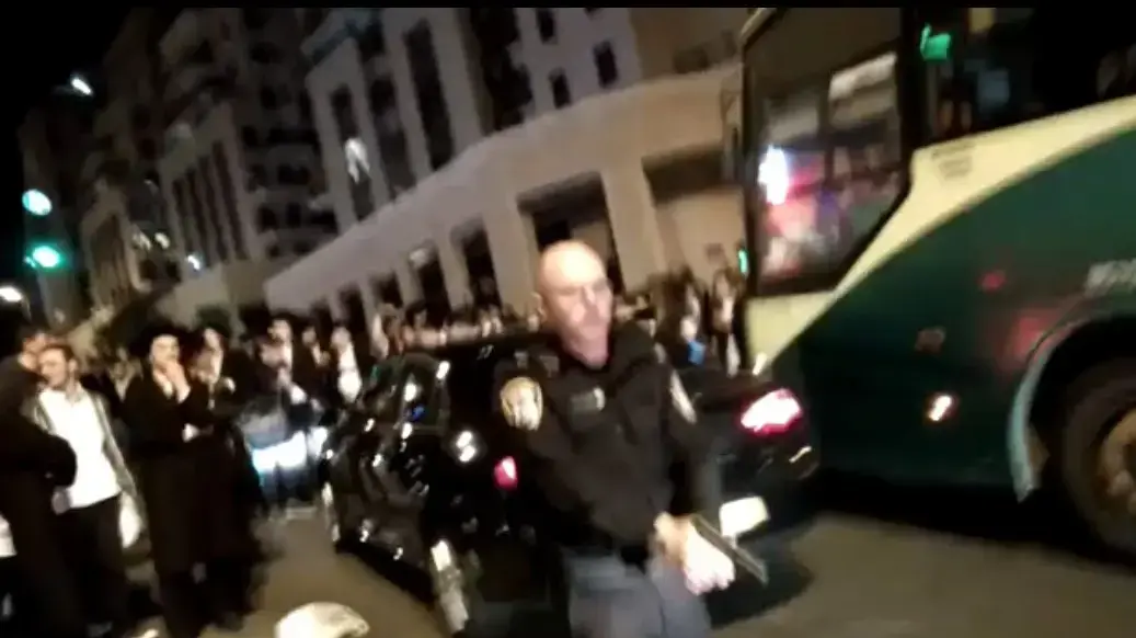 שוטר תועד מאיים באקדח על חרדים בהפגנה בירושלים, 16 באוקטובר 2017 שוטר תועד מאיים באקדח על חרדים בהפגנה בירושלים, 16 באוקטובר 2017