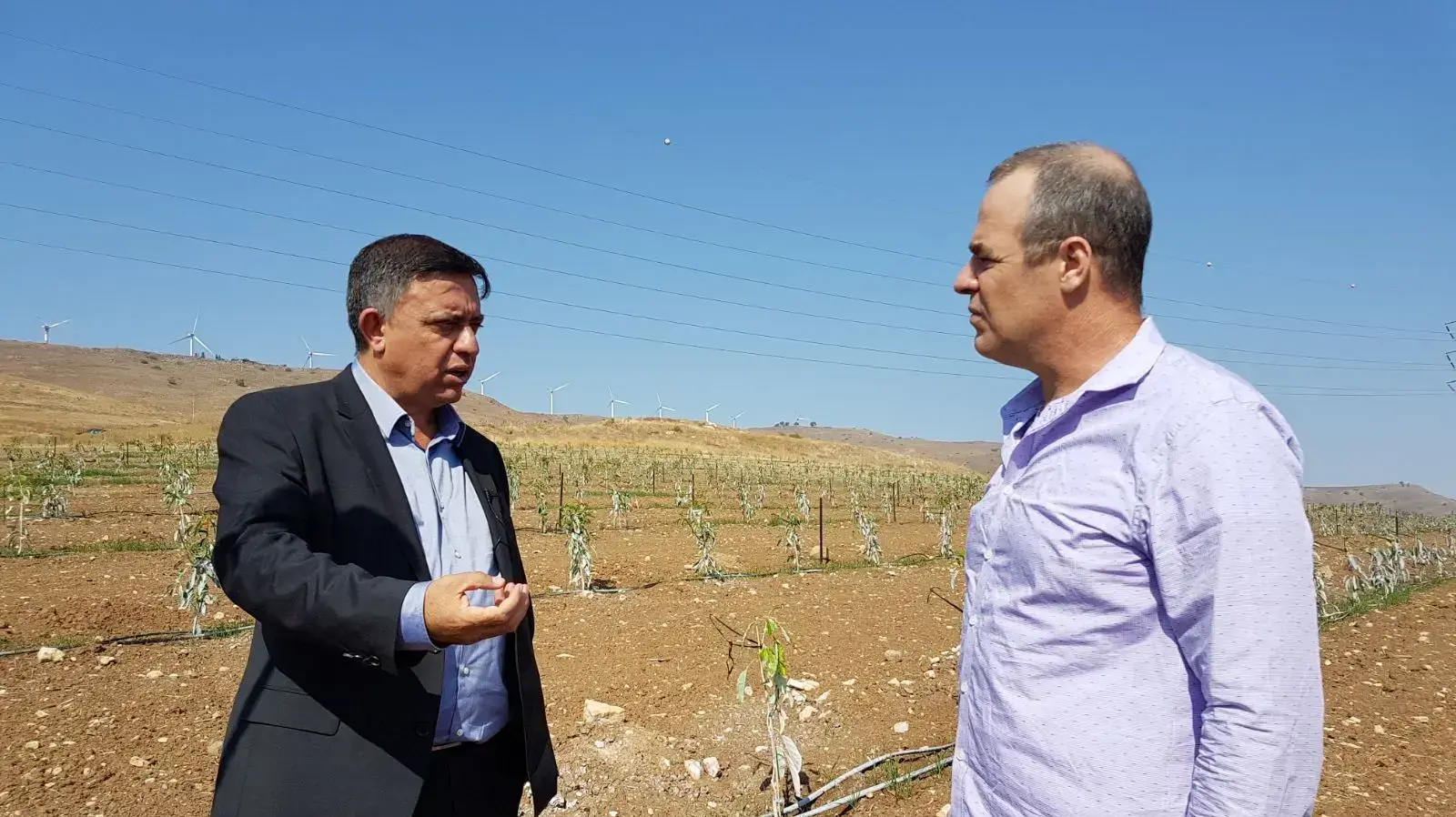 אבי גבאי נואם במושב מנחמיה, בעמק הירדן  