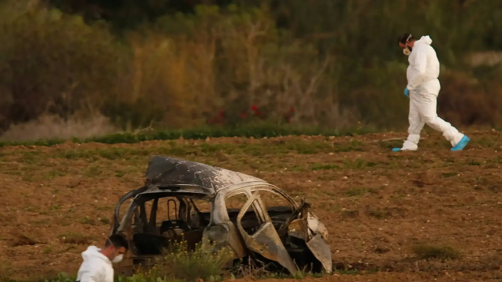 מכוניתה השרופה של עיתונאית חוקרת שחוסלה במלטה, 16 באוקטובר 2017 