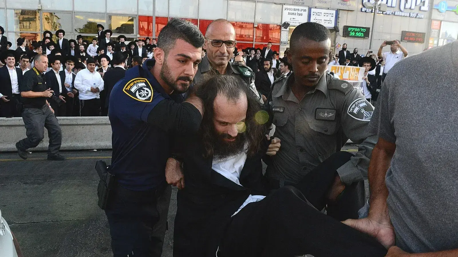 מפגינים בהפגנת חרדים בבני ברק 17 באוקטובר 2017 מפגינים בהפגנת חרדים בבני ברק 17 באוקטובר 2017