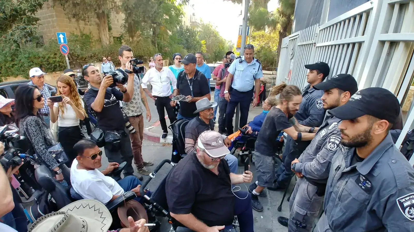 ניקול ראידמן בהפגנת הנכים מול בית ראש הממשלה 17 באוקטובר 2017 ניקול ראידמן בהפגנת הנכים מול בית ראש הממשלה 17 באוקטובר 2017