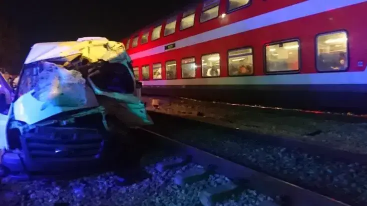 רכב הסעות התנגש ברכבת בלוד 17 באוקטובר 2017 רכב הסעות התנגש ברכבת בלוד 17 באוקטובר 2017