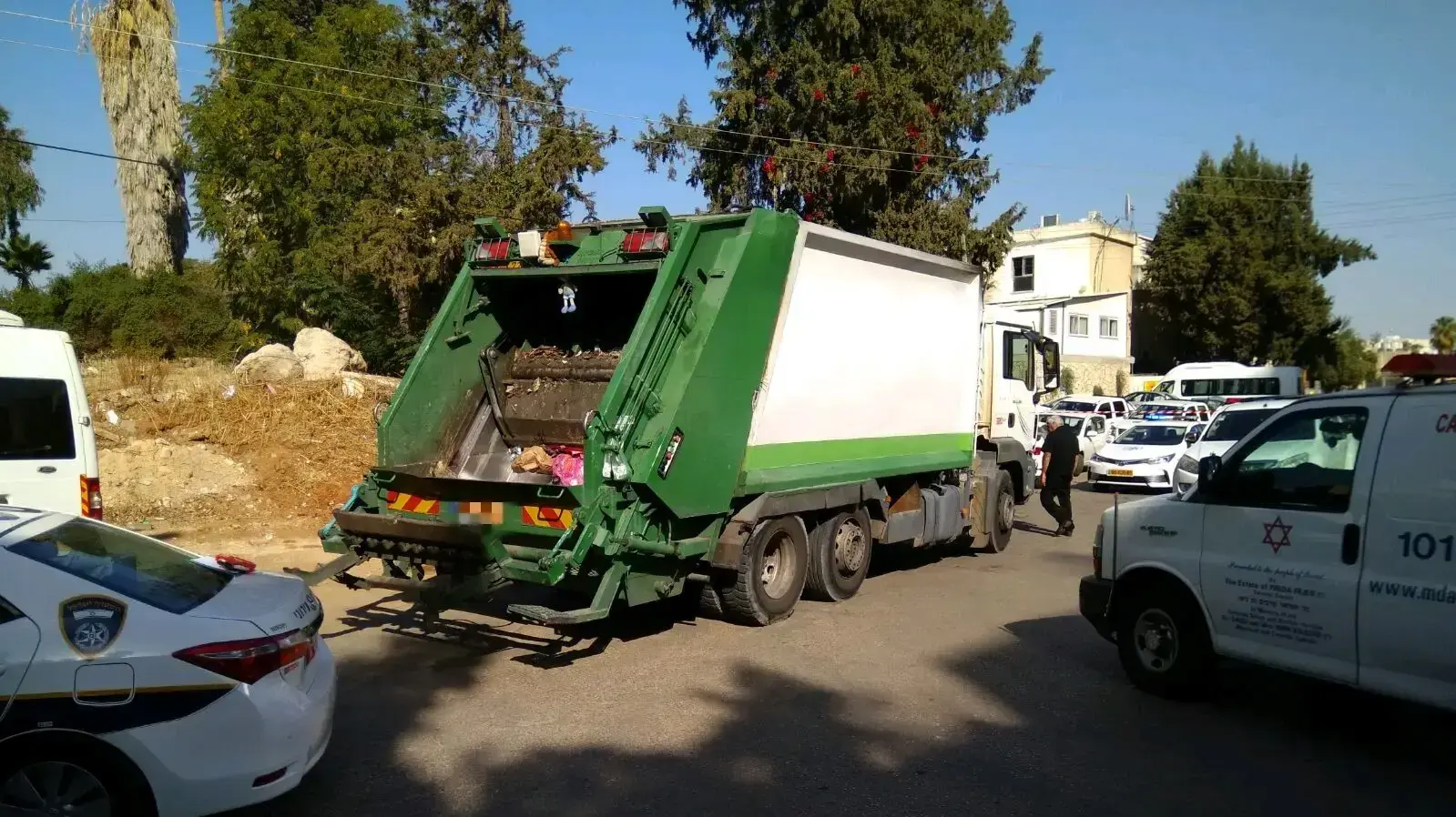 הולך רגל בן 73 נהרג מפגיעת משאית זבל ביהוד 18 באוקטובר 2017 הולך רגל בן 73 נהרג מפגיעת משאית זבל ביהוד 18 באוקטובר 2017
