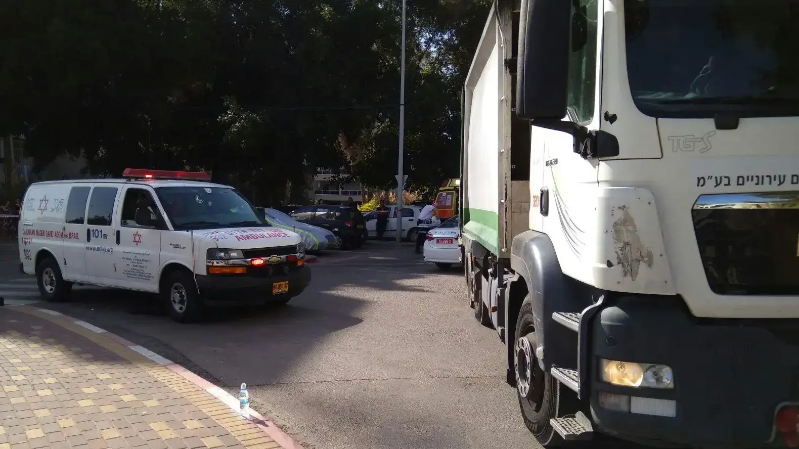 הולך רגל בן 73 נהרג מפגיעת משאית זבל ביהוד 18 באוקטובר 2017 הולך רגל בן 73 נהרג מפגיעת משאית זבל ביהוד 18 באוקטובר 2017