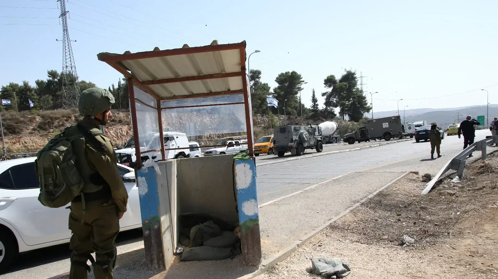 זירת האירוע בנוהל מעצר חשוד שכלל ירי לעבר החשוד שרץ לעברם בצומת גוש עציון זירת האירוע בנוהל מעצר חשוד שכלל ירי לעבר החשוד שרץ לעברם בצומת גוש עציון