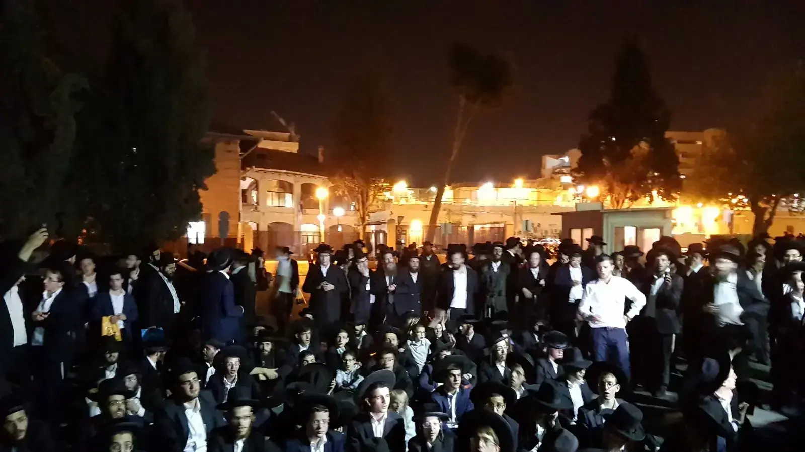 עימותים בין משטרה למפגינים במגרש הרוסים בירושלים במהלך ניסיון הפינוי של המפגינים 18 באוקטובר 2017 עימותים בין משטרה למפגינים במגרש הרוסים בירושלים במהלך ניסיון הפינוי של המפגינים 18 באוקטובר 2017