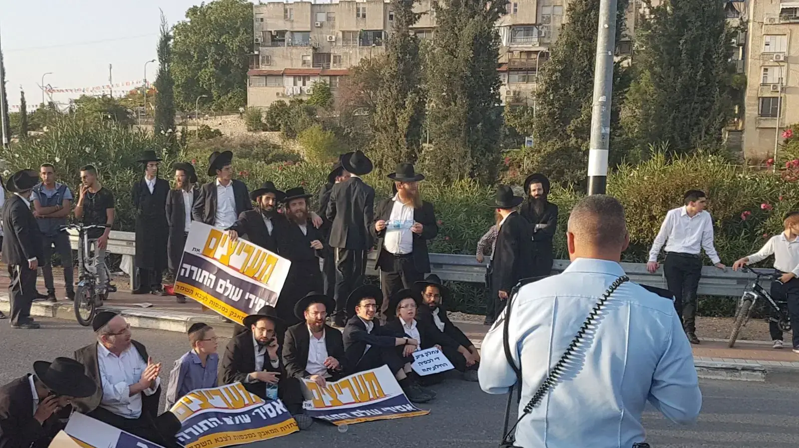 מחאת החרדים: כ-20 חרדים חסמו נתיב נסיעה בכיכר גני הדר בצפת. שוטרים מכווינים את תנועת כלי הרכב במקום ובציר 89 בקטע שבין מחלף אליפלט ובכיכר עין זיתים מחאת החרדים: כ-20 חרדים חסמו נתיב נסיעה בכיכר גני הדר בצפת. שוטרים מכווינים את תנועת כלי הרכב במקום ובציר 89 בקטע שבין מחלף אליפלט ובכיכר עין זיתים