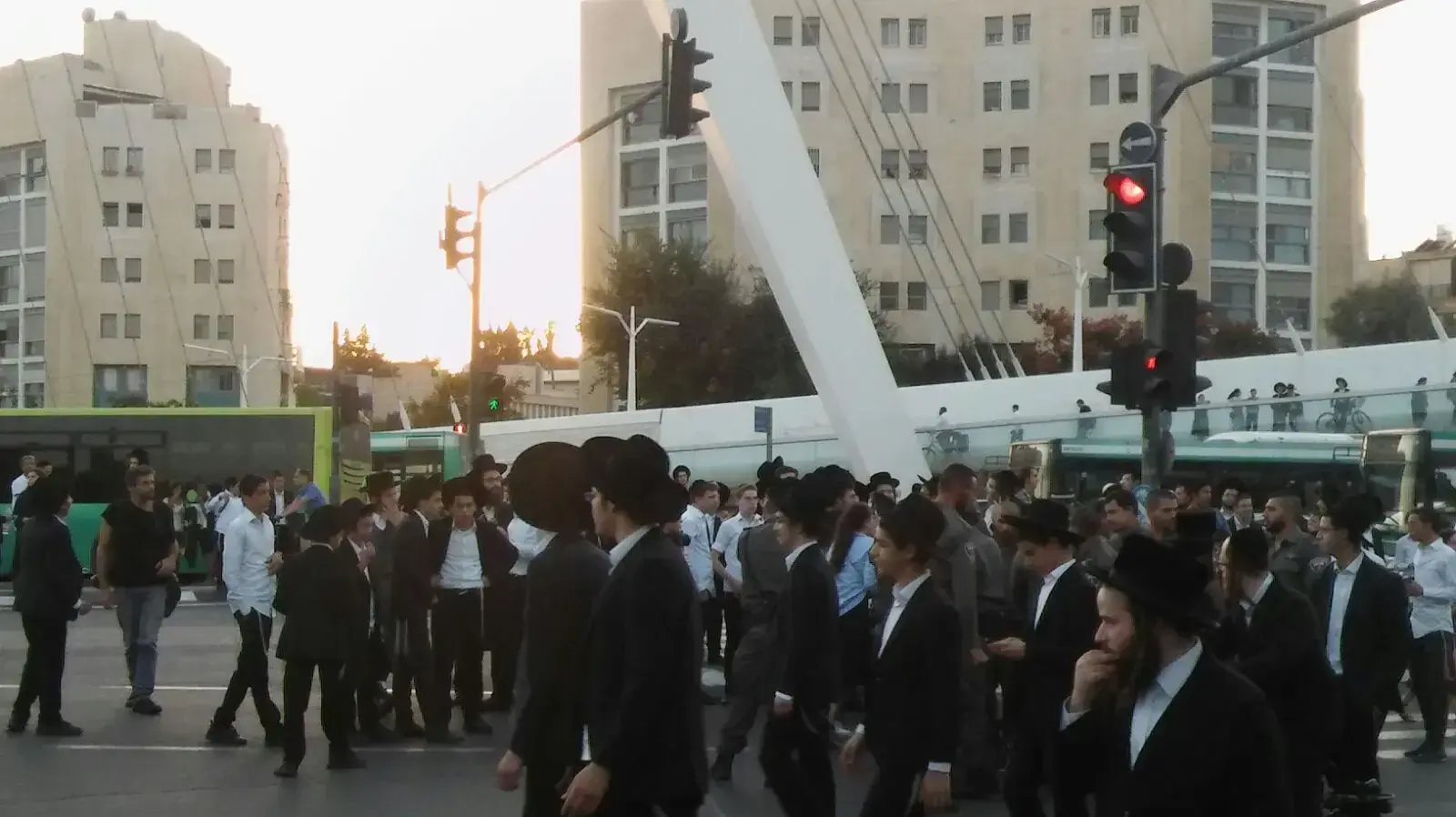 מחאת החרדים גשר המיתרים נחסם לתנועה בירושלים 19 באוקטובר 2017 מחאת החרדים גשר המיתרים נחסם לתנועה בירושלים 19 באוקטובר 2017