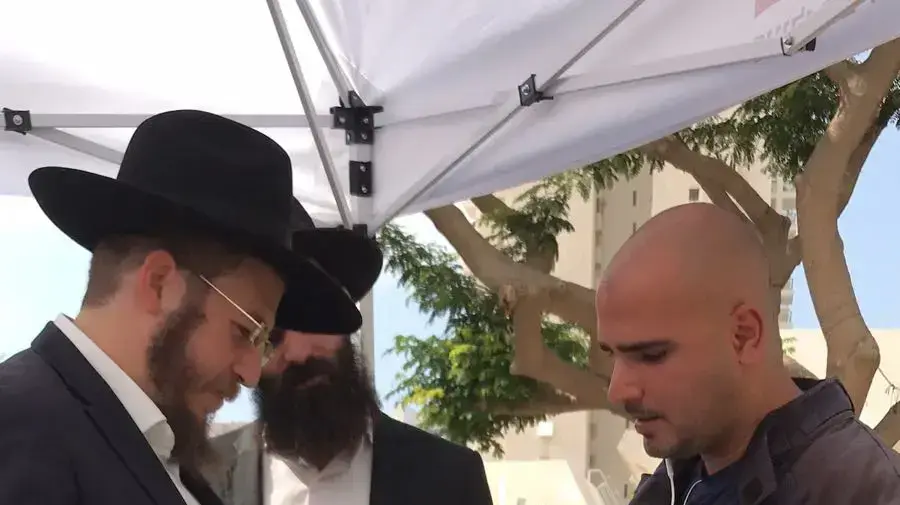 דוח והוראה לפינוי דוכן בית חב"ד ברמת אביב ג'. 20 באוקטובר 2017