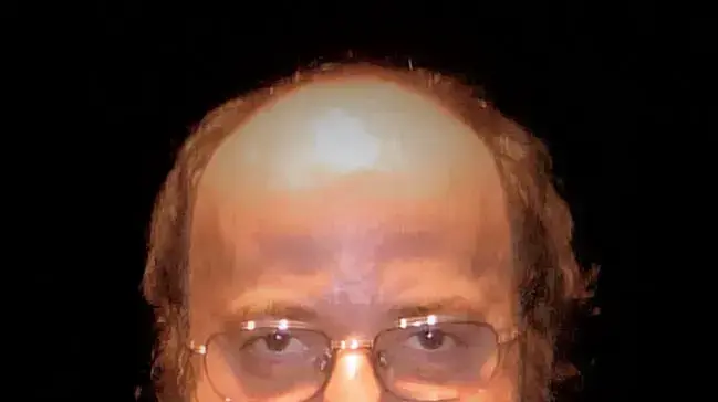 הבמאי ג'יימס טובאק הבמאי ג'יימס טובאק