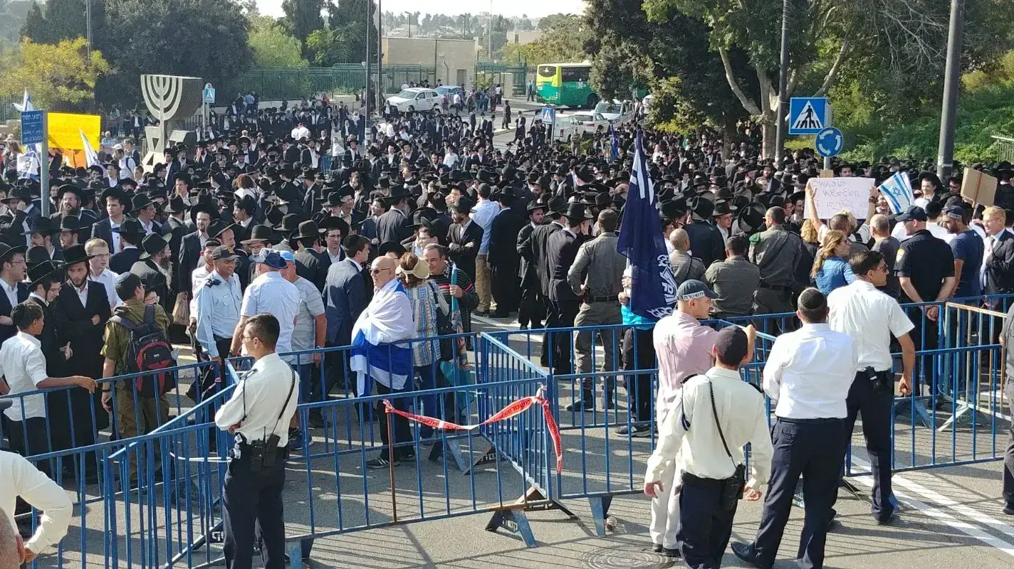 מפגיני הפלג הירושלמי שהתכנסו בבניני האומה בי"ם צועדים כעת לעבר משכן הכנסת. מפגיני הפלג הירושלמי שהתכנסו בבניני האומה בי"ם צועדים כעת לעבר משכן הכנסת.