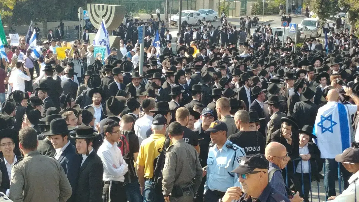 מפגיני הפלג הירושלמי שהתכנסו בבניני האומה בירושלים צועדים לעבר משכן הכנסת 23 באוקטובר 2017 מפגיני הפלג הירושלמי שהתכנסו בבניני האומה בירושלים צועדים לעבר משכן הכנסת 23 באוקטובר 2017