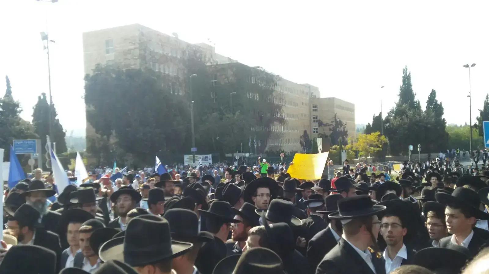 מפגיני הפלג הירושלמי שהתכנסו בבניני האומה בירושלים צועדים לעבר משכן הכנסת 23 באוקטובר 2017 מפגיני הפלג הירושלמי שהתכנסו בבניני האומה בירושלים צועדים לעבר משכן הכנסת 23 באוקטובר 2017