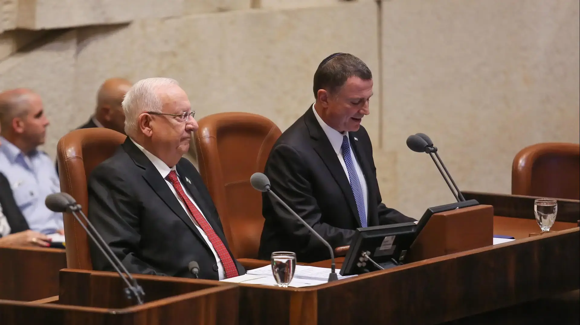 רובי ריבלין ויולי אדלשטיין בפתיחת מושב הכנסת מליאה 23 באוקטובר 2017 רובי ריבלין ויולי אדלשטיין בפתיחת מושב הכנסת מליאה 23 באוקטובר 2017