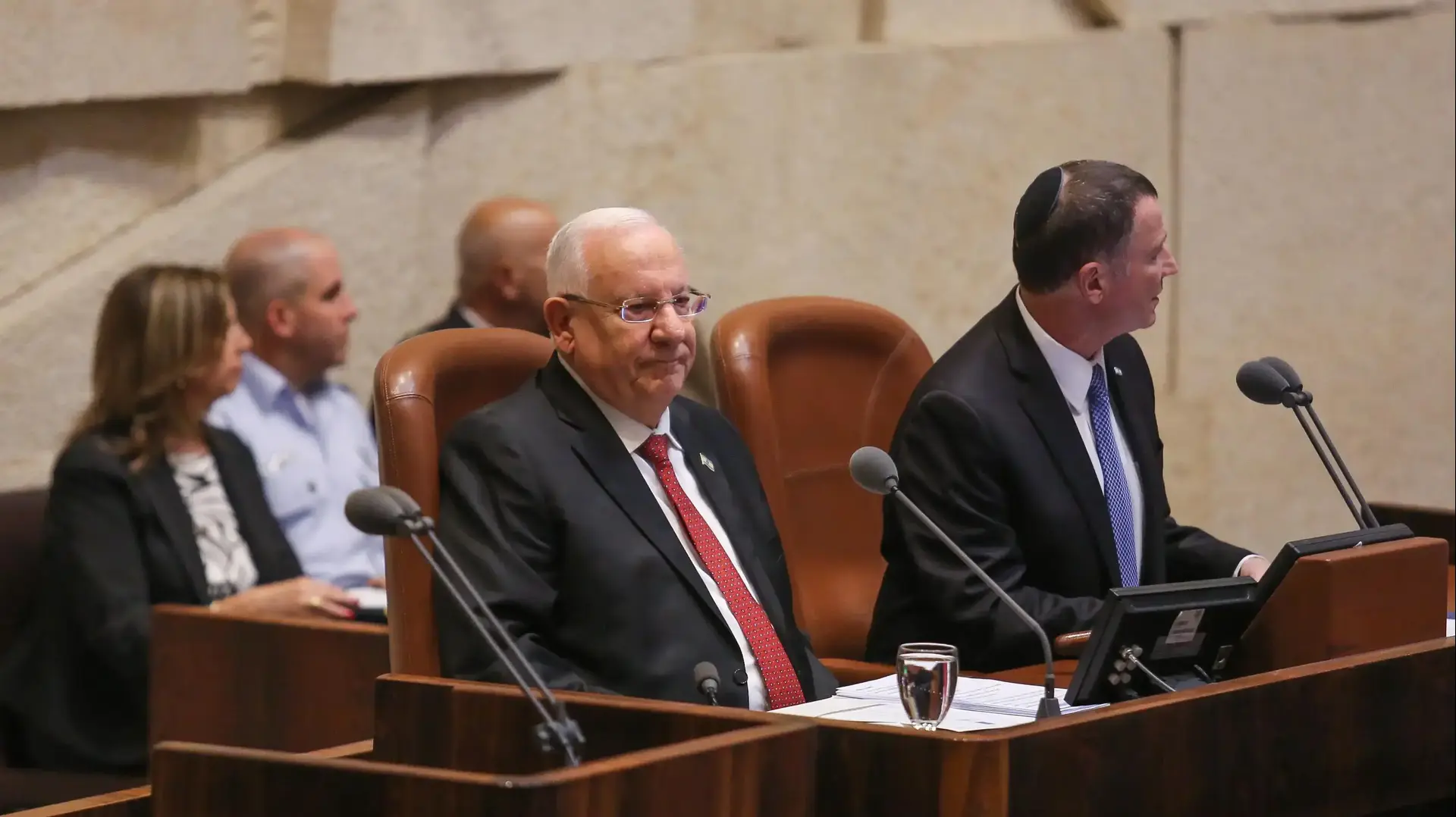 רובי ריבלין ויולי אדלשטיין בפתיחת מושב הכנסת מליאה 23 באוקטובר 2017 רובי ריבלין ויולי אדלשטיין בפתיחת מושב הכנסת מליאה 23 באוקטובר 2017