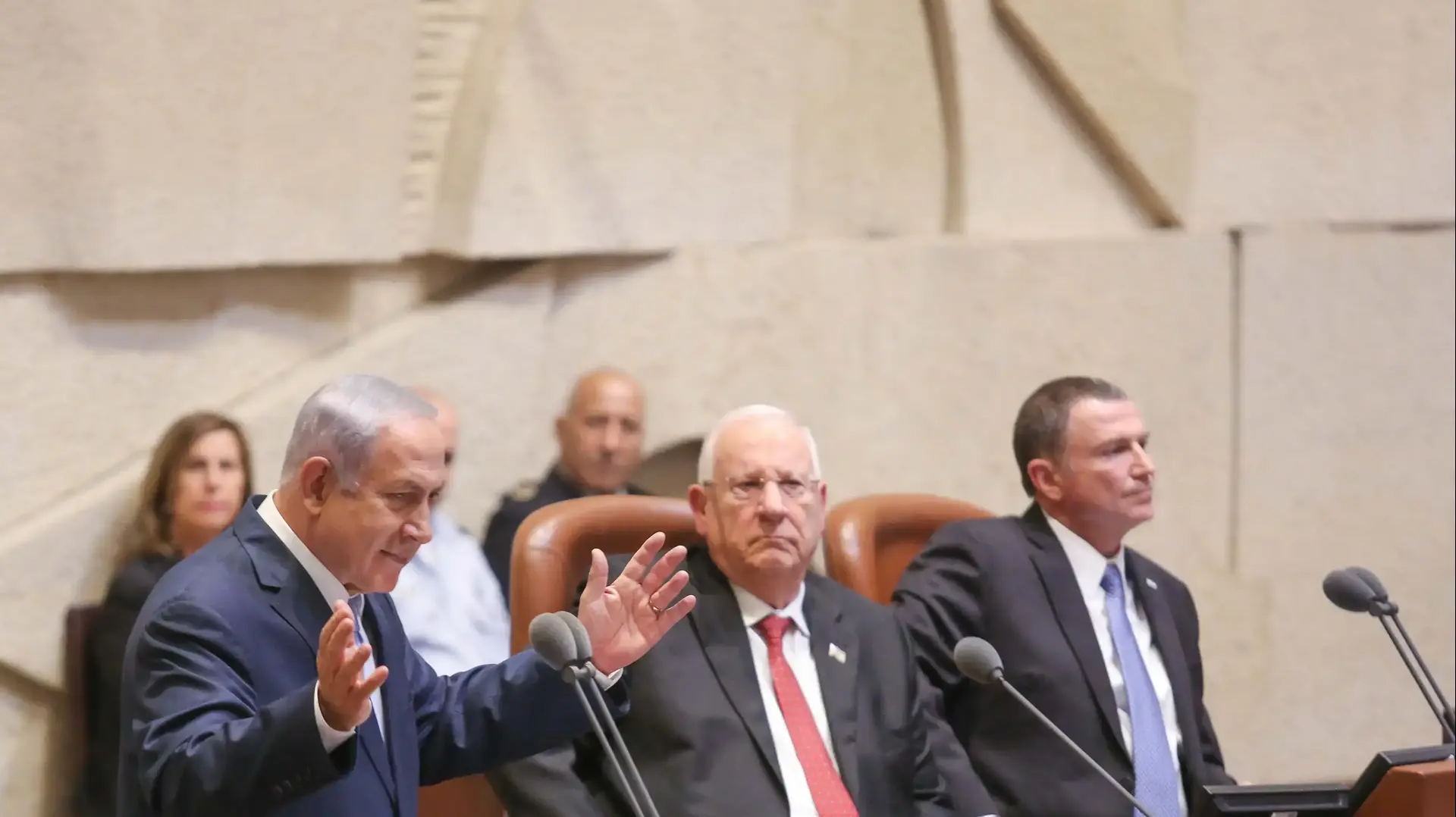 יולי אדלשטיין, רובי ריבלין ובנימין נתניהו בפתיחת מושב הכנסת מליאה 23 באוקטובר 2017 יולי אדלשטיין, רובי ריבלין ובנימין נתניהו בפתיחת מושב הכנסת מליאה 23 באוקטובר 2017