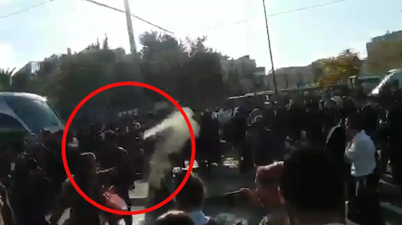 חיילת מרססת גז מדמיע בהפגנת חרדים מחוץ לכנסת ירושלים 23 באוקטובר 2017 חיילת מרססת גז מדמיע בהפגנת חרדים מחוץ לכנסת ירושלים 23 באוקטובר 2017