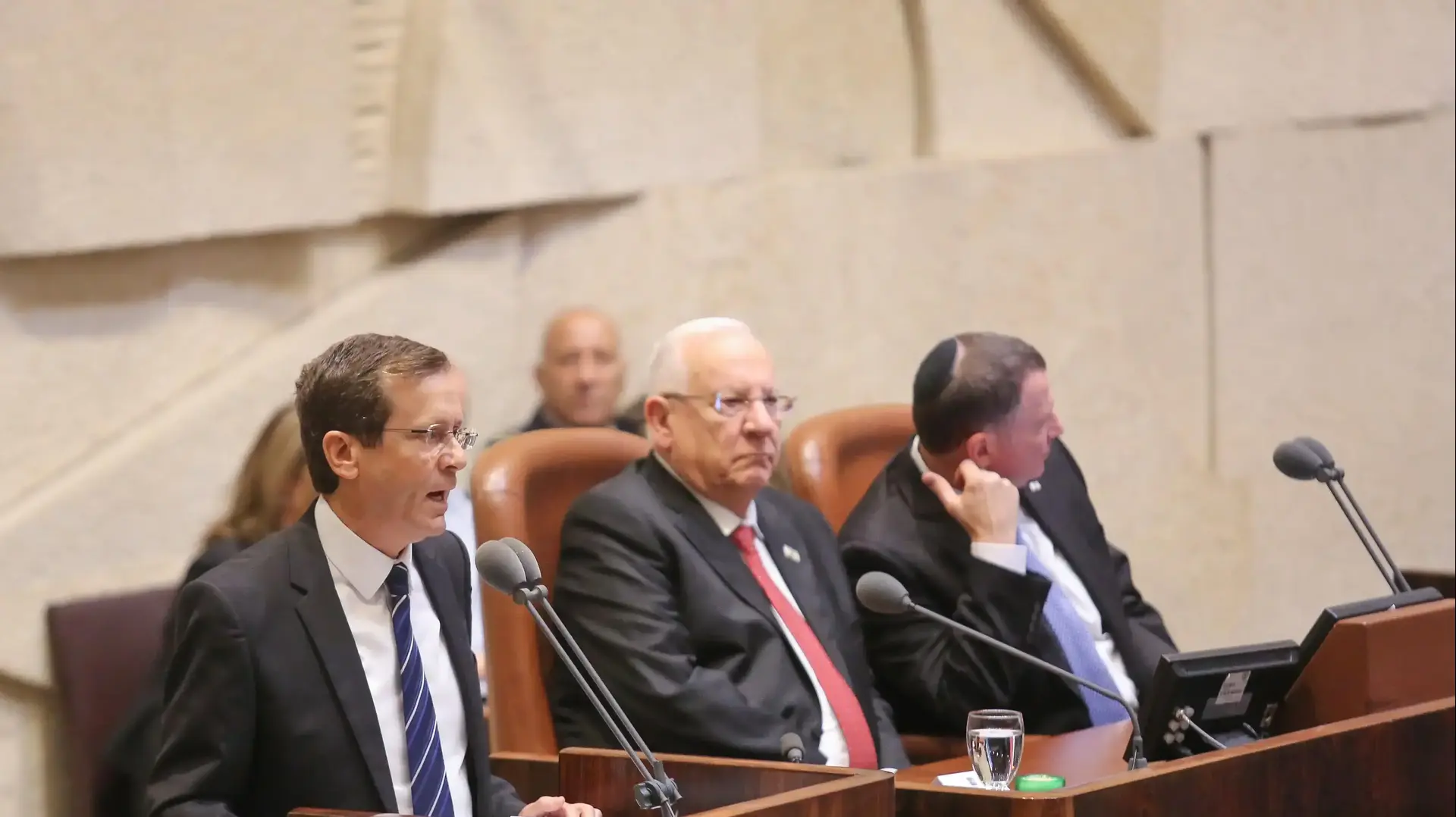יולי אדלשטיין, רובי ריבלין ובוז'י הרצוג במליאת הכנסת פתיחת מושב הכנסת 23 באוקטובר 2017 יולי אדלשטיין, רובי ריבלין ובוז'י הרצוג במליאת הכנסת פתיחת מושב הכנסת 23 באוקטובר 2017