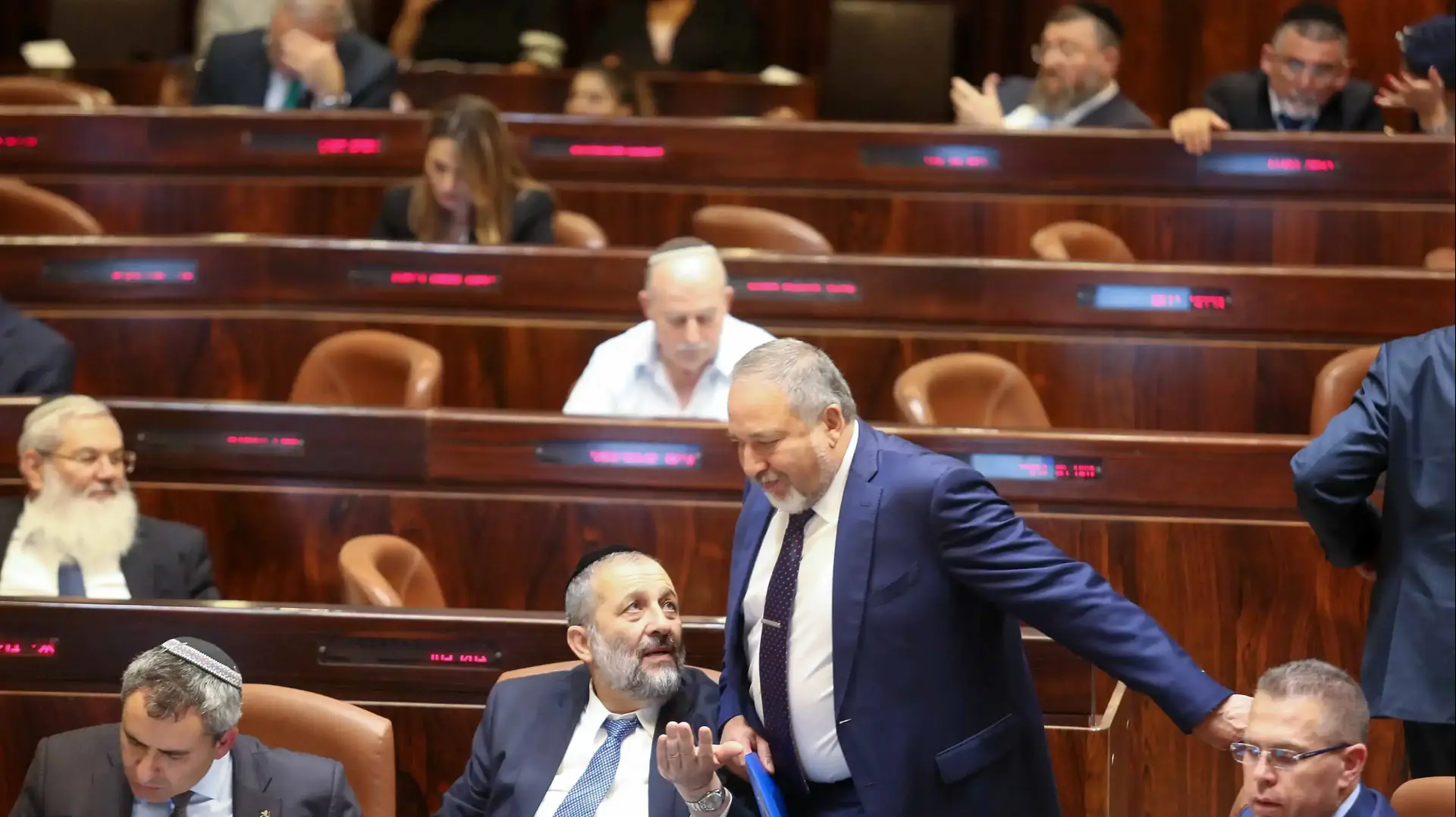 אביגדור ליברמן ואריה דרעי במליאת הכנסת פתיחת מושב הכנסת 23 באוקטובר 2017 אביגדור ליברמן ואריה דרעי במליאת הכנסת פתיחת מושב הכנסת 23 באוקטובר 2017