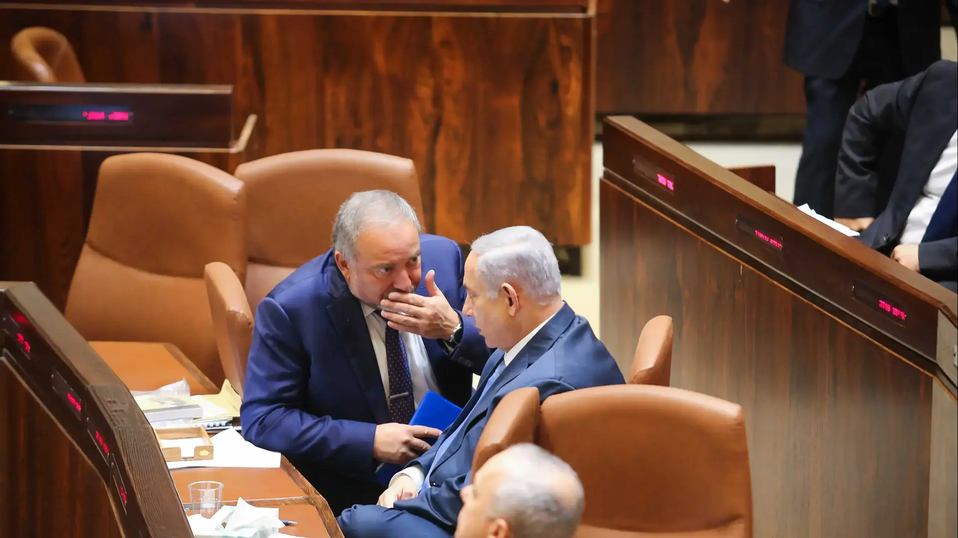 ביבי ואביגדור ליברמן במליאת הכנסת פתיחת מושב הכנסת 23 באוקטובר 2017 ביבי ואביגדור ליברמן במליאת הכנסת פתיחת מושב הכנסת 23 באוקטובר 2017