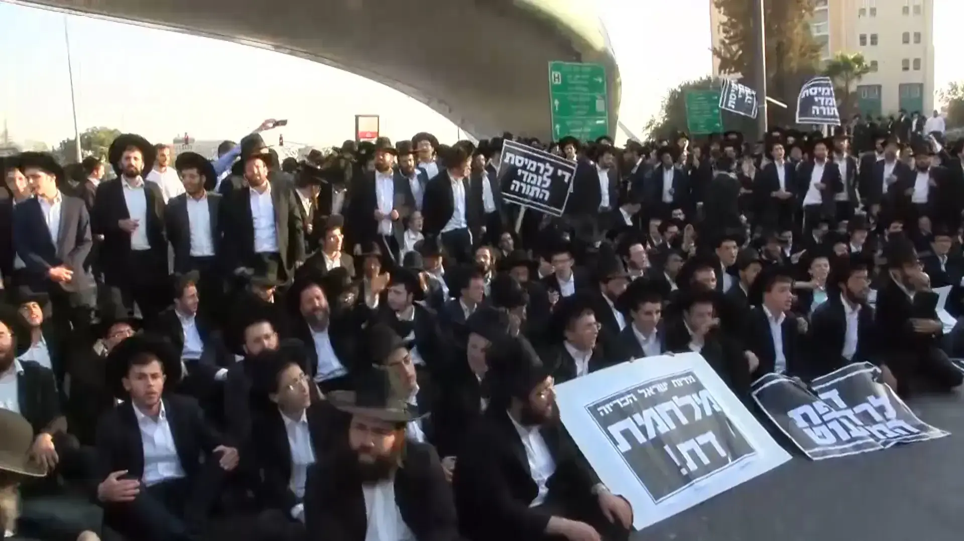 מאות חרדים מפגינים בכניסה לירושלים; דרכי הגישה לעיר חסומות