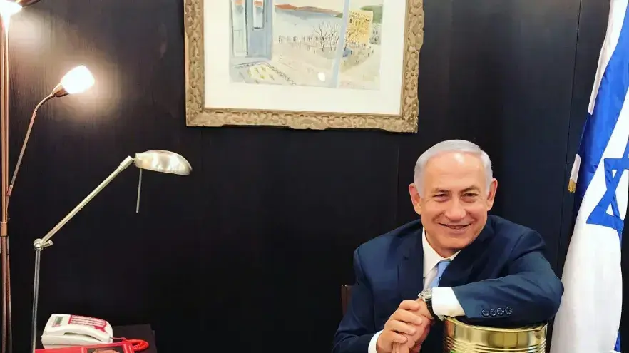 בנימין נתניהו לאחר נאום ה"חמוצים" בפתח מושב החורף של הכנסת, אוקטובר 2017 בנימין נתניהו לאחר נאום ה"חמוצים" בפתח מושב החורף של הכנסת, אוקטובר 2017