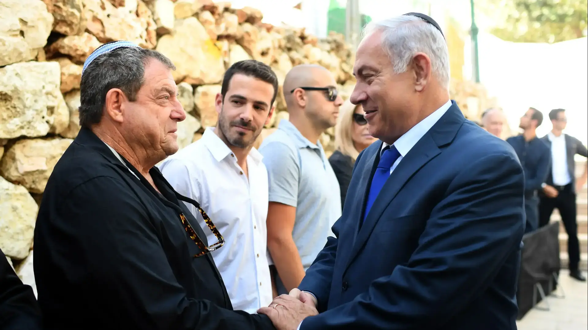 ביבי נתניהו עם יפתח פלמ''ח זאבי אזכרה ממלכתית שנתית לזכרו של רחבעם זאבי (גנדי) בהר הרצל ביבי נתניהו עם יפתח פלמ''ח זאבי אזכרה ממלכתית שנתית לזכרו של רחבעם זאבי (גנדי) בהר הרצל
