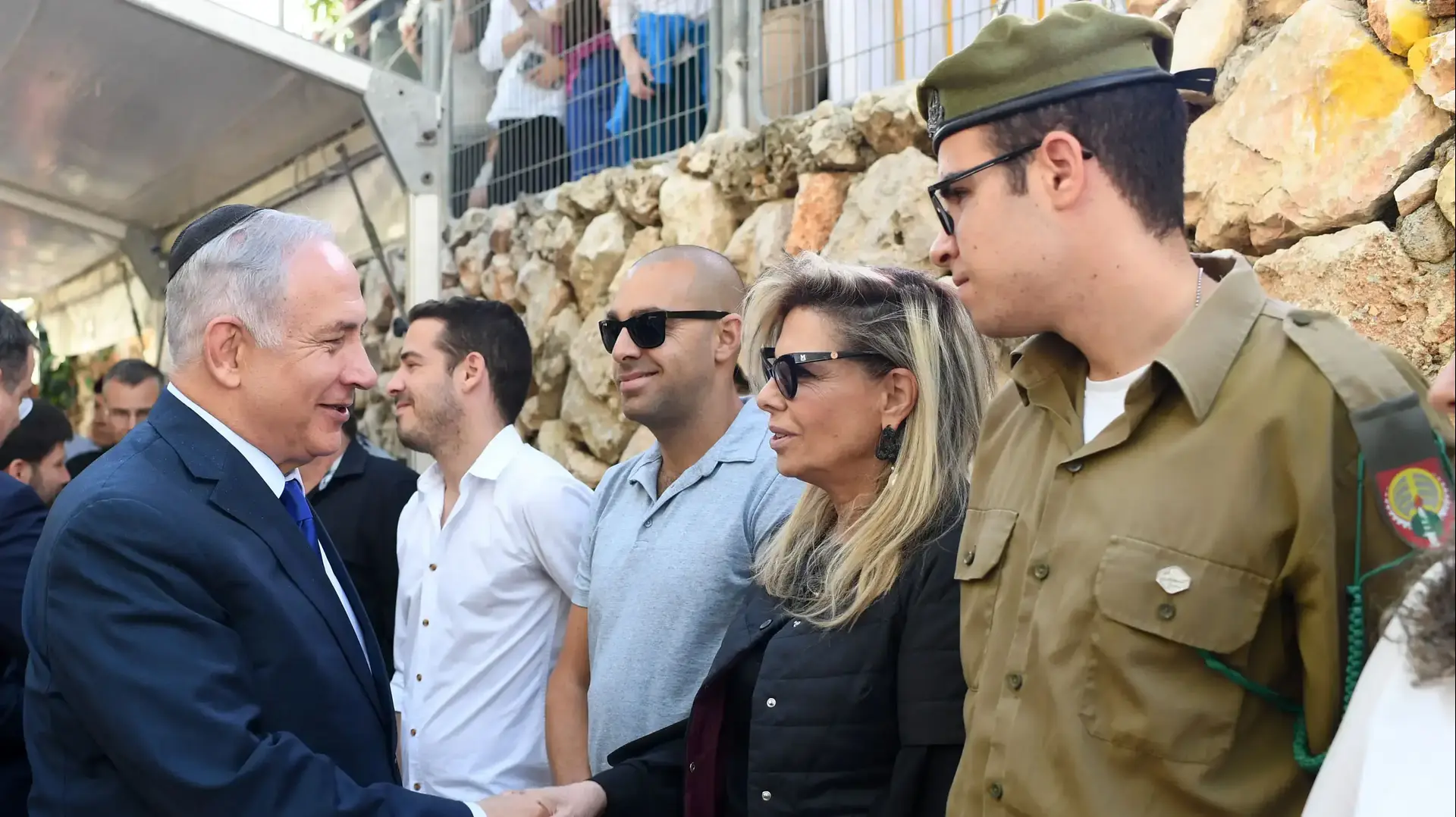 ביבי נתניהו עם מצדה זאבי אזכרה ממלכתית שנתית לזכרו של רחבעם זאבי (גנדי) בהר הרצל ביבי נתניהו עם מצדה זאבי אזכרה ממלכתית שנתית לזכרו של רחבעם זאבי (גנדי) בהר הרצל