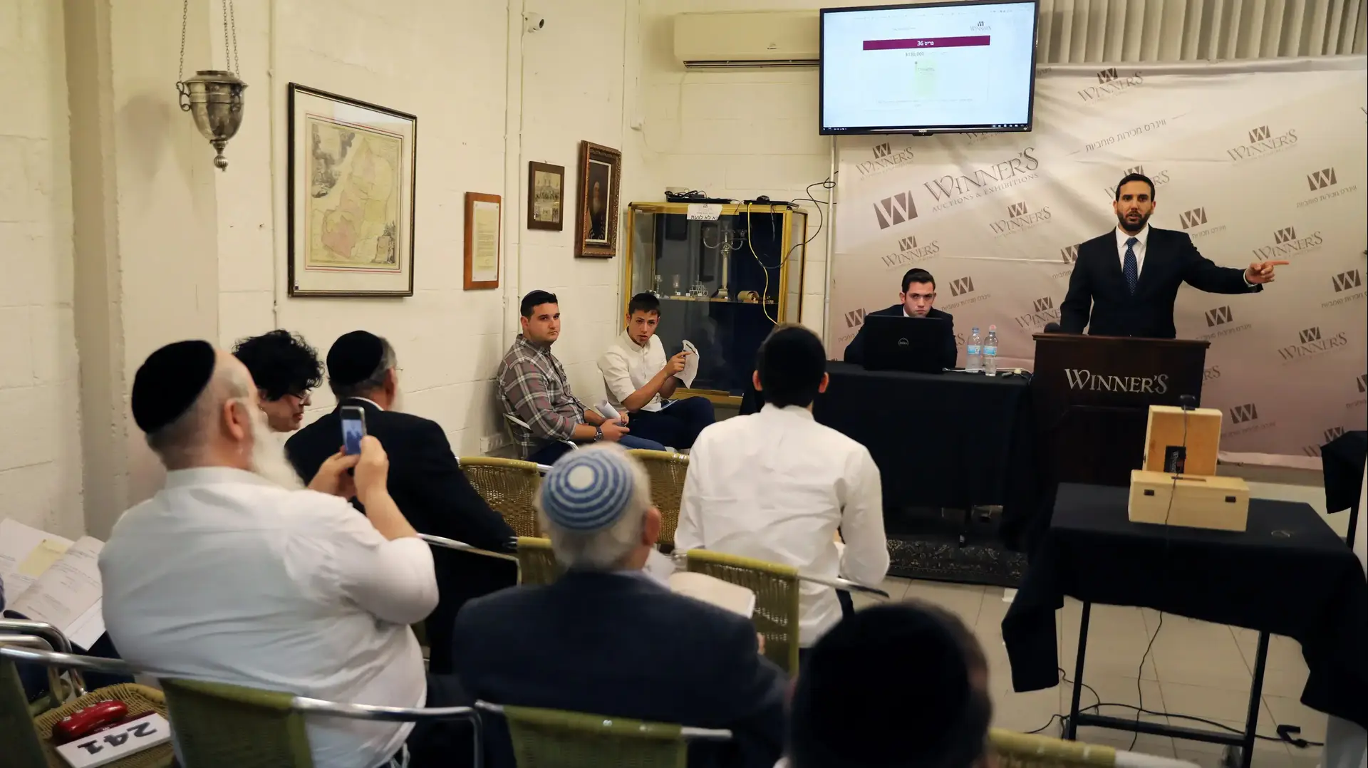 מכירה פומבית בירושלים שבה נמכר פתק שכתב אלברט איינשטיין, אוקטובר 2017 מכירה פומבית בירושלים שבה נמכר פתק שכתב אלברט איינשטיין, אוקטובר 2017