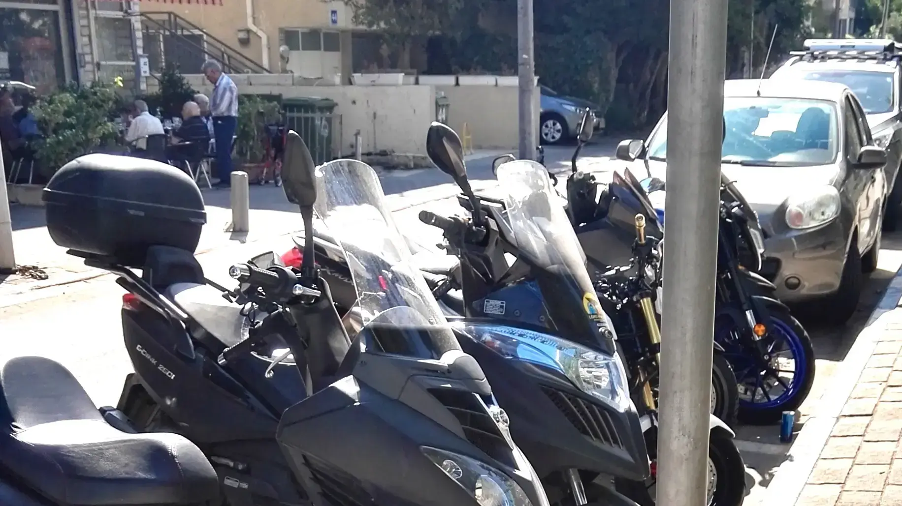 שליח על קטנוע