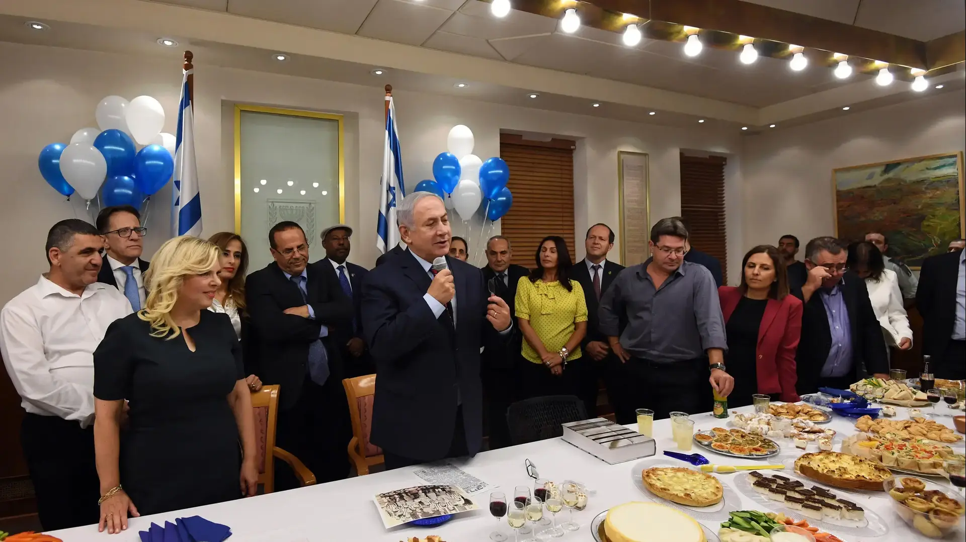 ראש הממשלה בנימין נתניהו חוגג יום הולדת בלשכתו 25 באוקטובר 2017 ראש הממשלה בנימין נתניהו חוגג יום הולדת בלשכתו 25 באוקטובר 2017