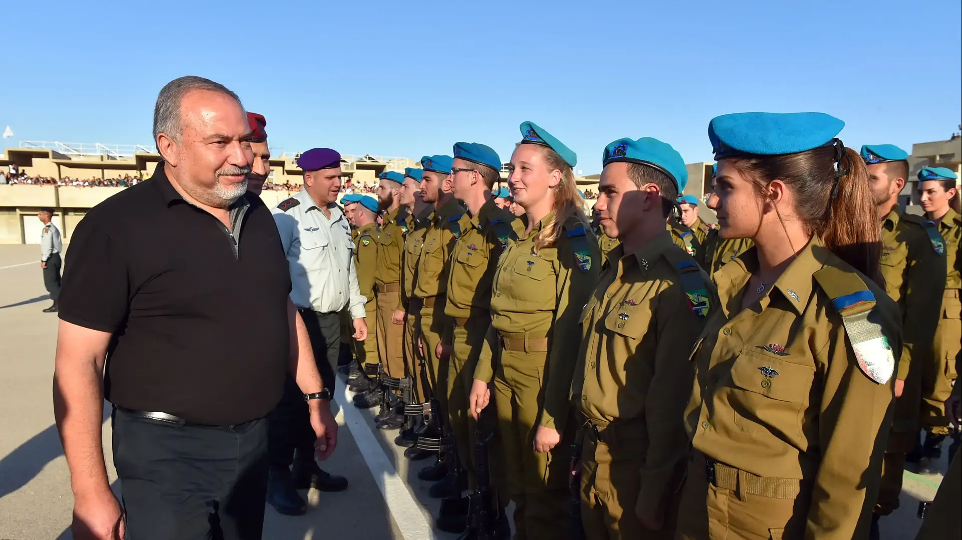 שר הביטחון ליברמן בטקס סיום קורס קציני יבשה בבה"ד 1, 25 באוקטובר 2017 שר הביטחון ליברמן בטקס סיום קורס קציני יבשה בבה"ד 1, 25 באוקטובר 2017